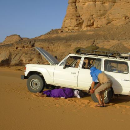 Tuareg dedito alla riparazione del fuoristrada